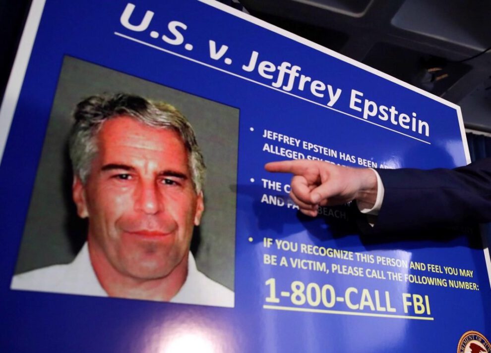 Vista de la ficha criminal del financiero estadounidense Jeffrey Epstein