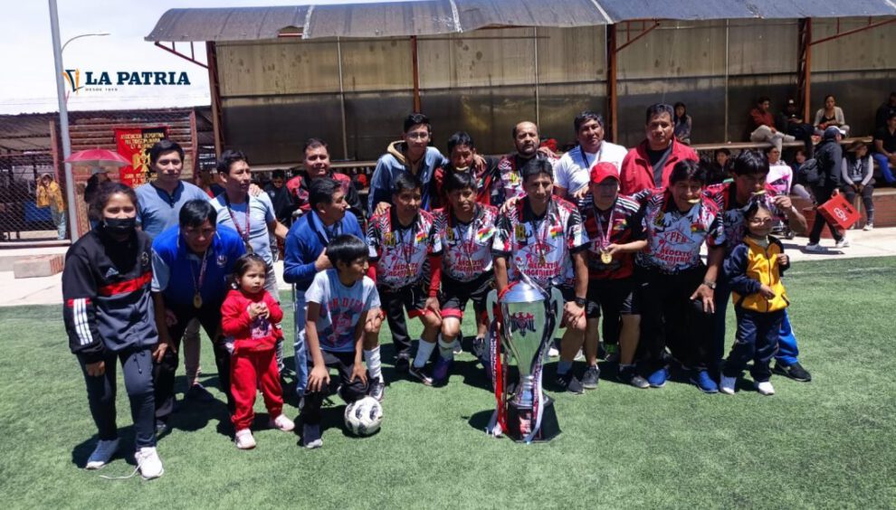 Porkys Bellota campeón en el torneo de fútbol 8 de los exalumnos del colegio Saracho