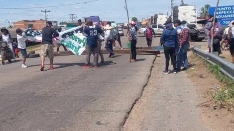 Bloqueo en Puerto Paila por exigencia de renuncia del subalcalde
