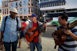 Músicos cubanos tocan un bolero en el malecón de la Havana