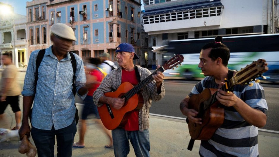 Músicos cubanos tocan un bolero en el malecón de la Havana