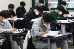 Estudiantes demandan al gobierno por error en el examen Suneung