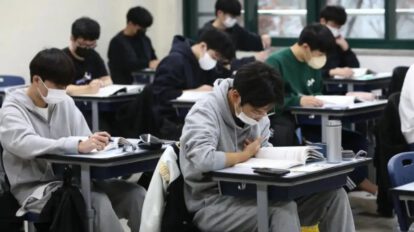 Estudiantes demandan al gobierno por error en el examen Suneung