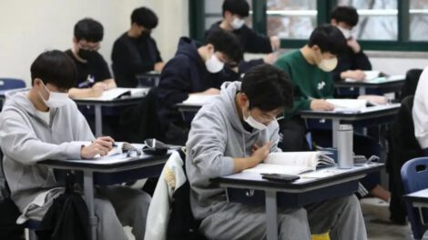 Estudiantes demandan al gobierno por error en el examen Suneung
