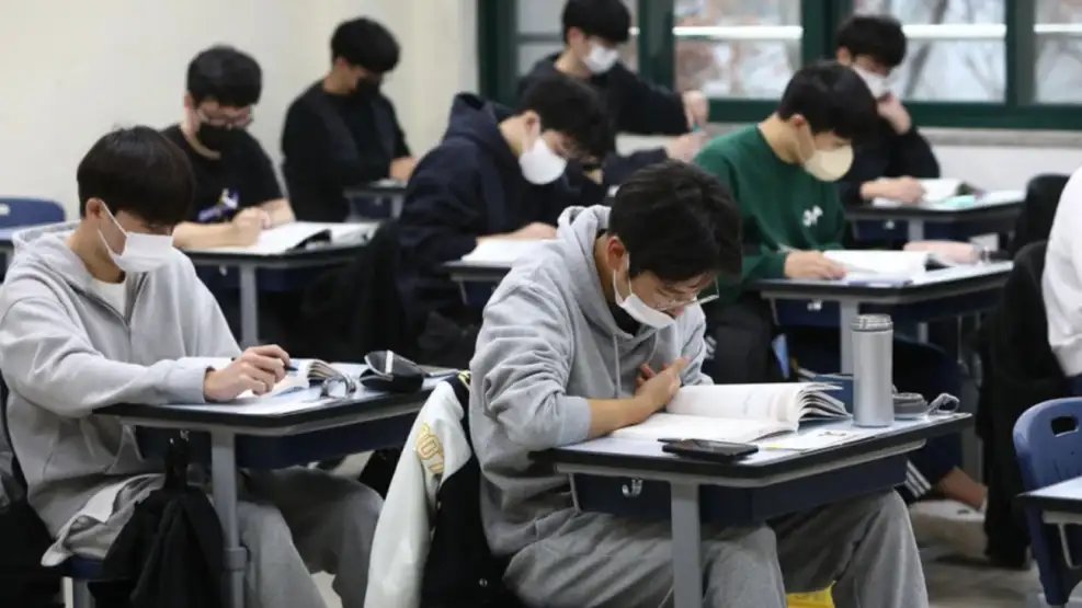 Estudiantes demandan al gobierno por error en el examen Suneung