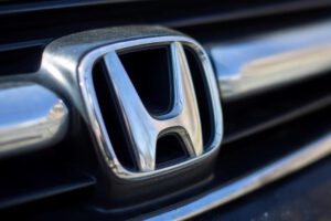 Logo de la automotriz japonesa Honda en un vehículo