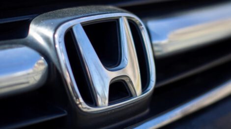 Logo de la automotriz japonesa Honda en un vehículo
