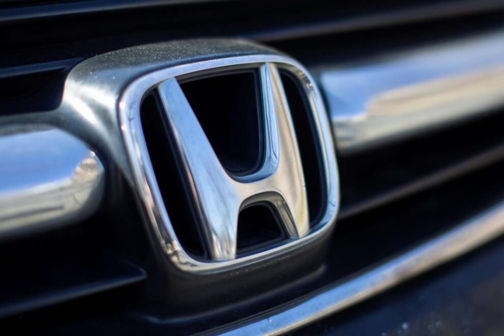Logo de la automotriz japonesa Honda en un vehículo