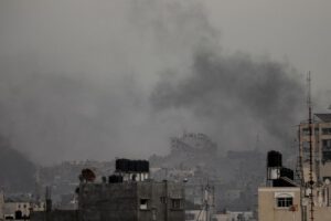 Humo de los ataques aéreos israelíes en la guerra en Gaza
