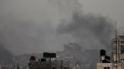 Humo de los ataques aéreos israelíes en la guerra en Gaza