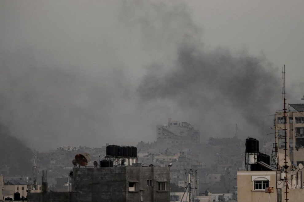 Humo de los ataques aéreos israelíes en la guerra en Gaza