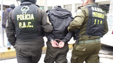 Oficial de la Policía Boliviana detenido por violencia doméstica