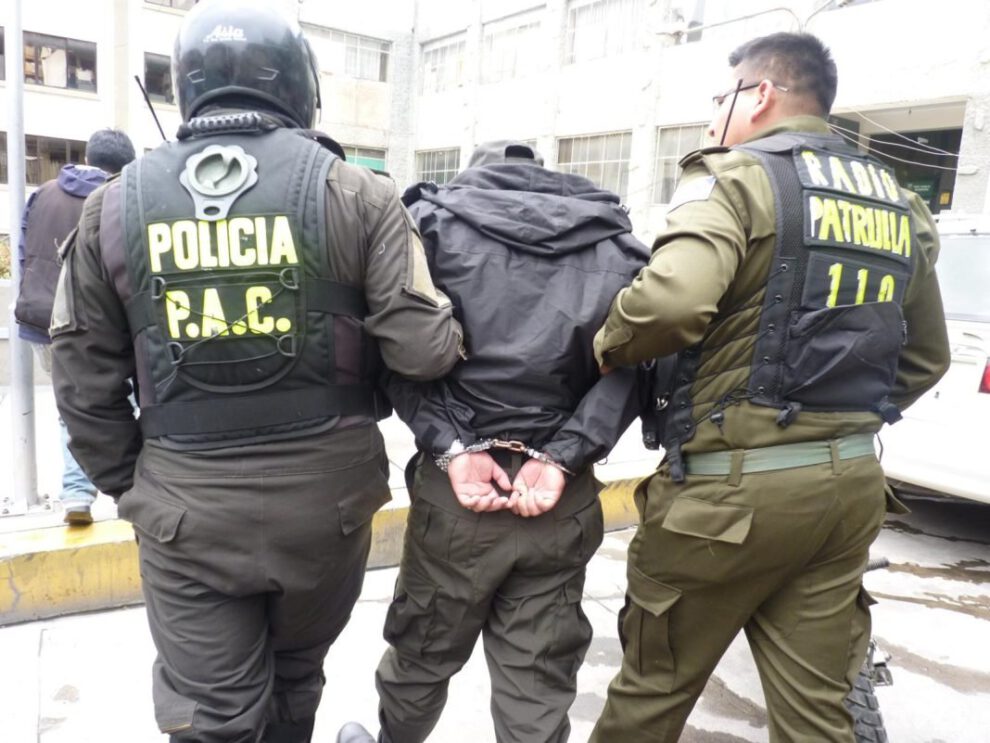 Oficial de la Policía Boliviana detenido por violencia doméstica