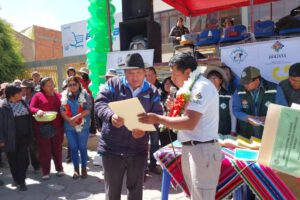 Certificados de salubridad entregados a productores lecheros de Challapata