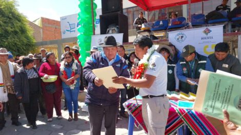 Certificados de salubridad entregados a productores lecheros de Challapata