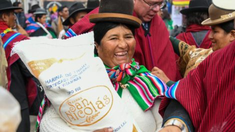 Ayuda humanitaria entregada a familias afectadas por desastres climáticos