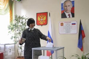 Una mujer votando en elecciones presidenciales en Rusia