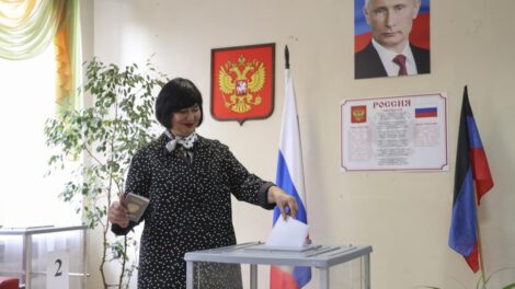 Una mujer votando en elecciones presidenciales en Rusia
