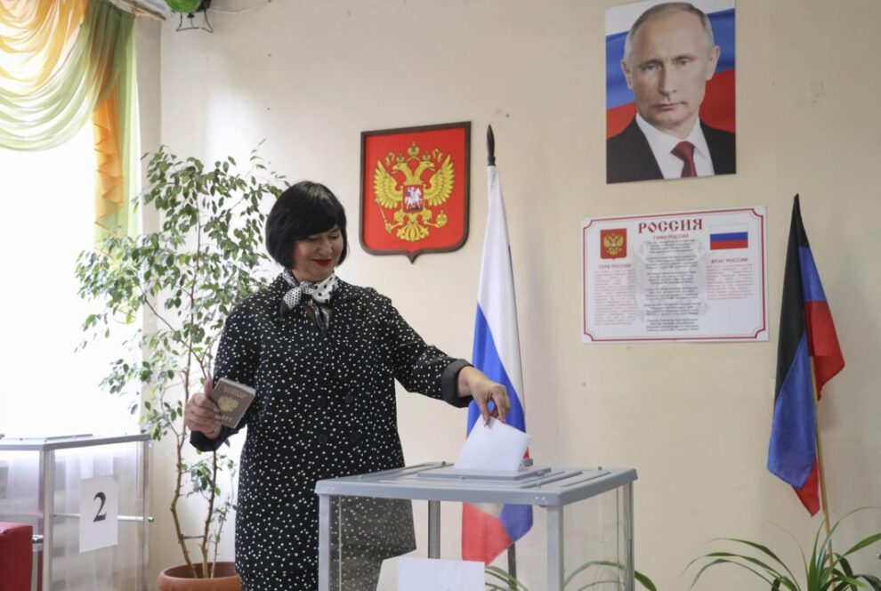 Una mujer votando en elecciones presidenciales en Rusia