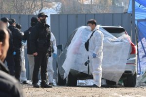 La policía examina un automóvil en Seúl, en el que el actor Lee Sun-kyun fue encontrado muerto
