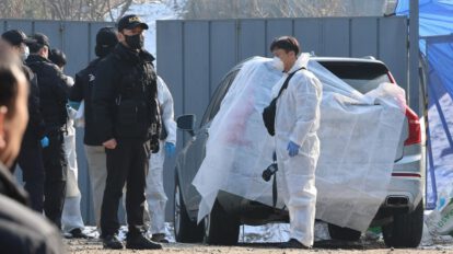 La policía examina un automóvil en Seúl, en el que el actor Lee Sun-kyun fue encontrado muerto