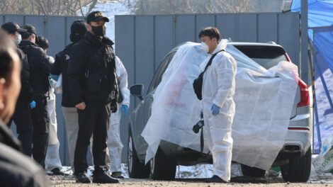 La policía examina un automóvil en Seúl, en el que el actor Lee Sun-kyun fue encontrado muerto