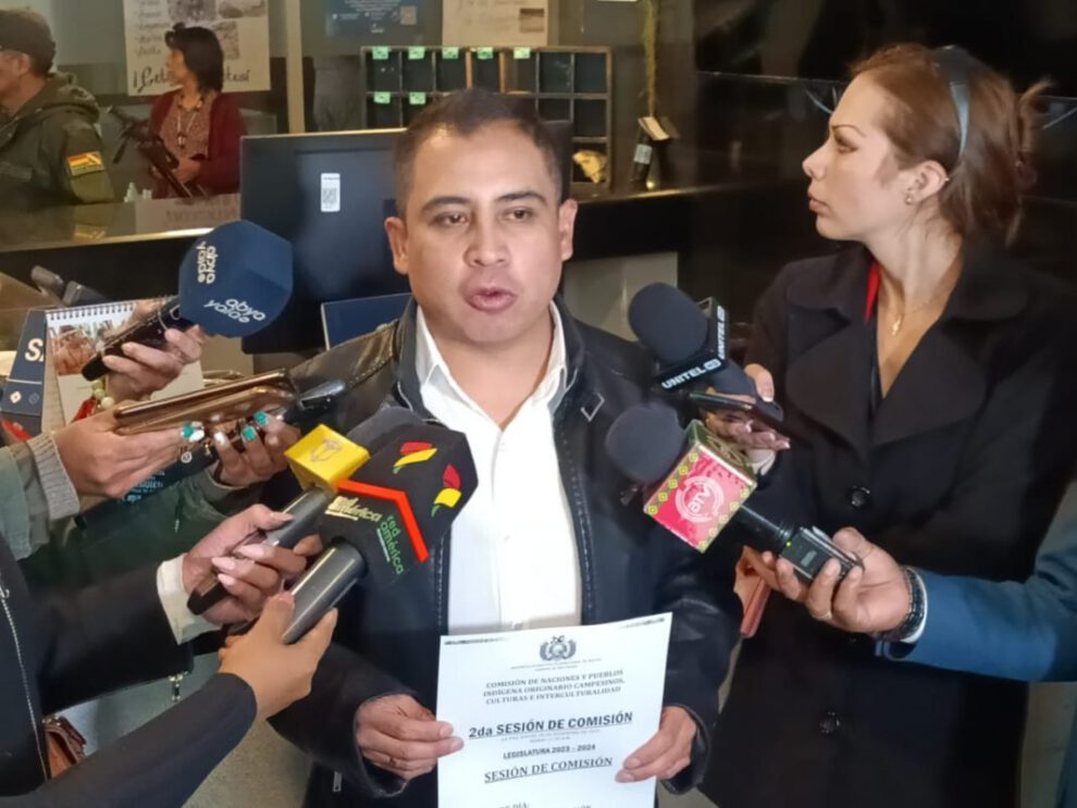 Persecución política en Bolivia tras acusación formal contra gobernador de Santa Cruz