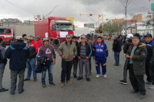 Bloqueo Aduana Nacional por transportistas exigiendo liberación de camiones
