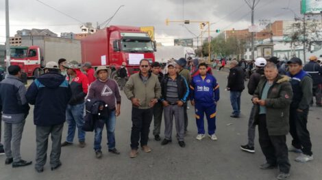 Bloqueo Aduana Nacional por transportistas exigiendo liberación de camiones