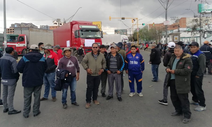 Bloqueo Aduana Nacional por transportistas exigiendo liberación de camiones