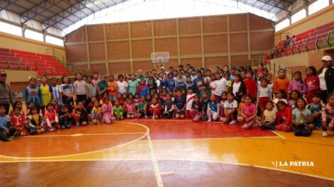 Básquetbol en Oruro durante las vacaciones de verano