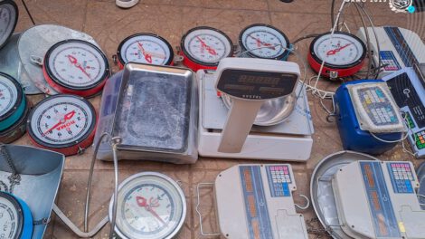 Decomisan balanzas adulteradas en mercados orureños