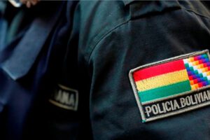 Fotografía de un uniformado en la captura de un prófugo acusado de tentativa de feminicidio
