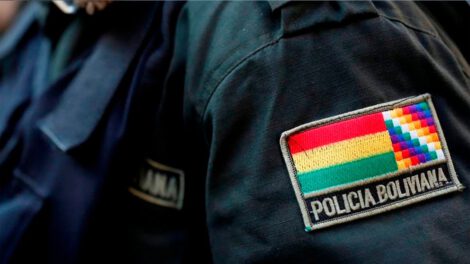 Fotografía de un uniformado en la captura de un prófugo acusado de tentativa de feminicidio