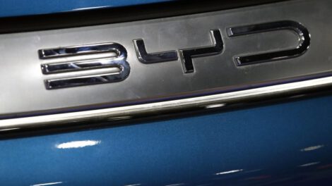 Vista del logo de la compañía China BYD
