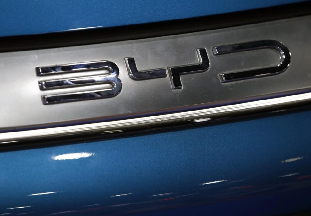 Vista del logo de la compañía China BYD