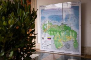 Fotografía de una impresión del mapa de Venezuela con el Esequibo