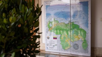 Fotografía de una impresión del mapa de Venezuela con el Esequibo