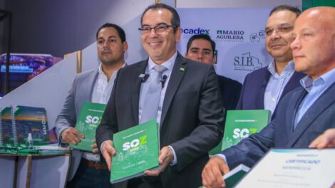 Vicegobernador de Santa Cruz, Mario Aguilera, en la entrega de la primera Guía de Desarrollo Metropolitano para Santa Cruz