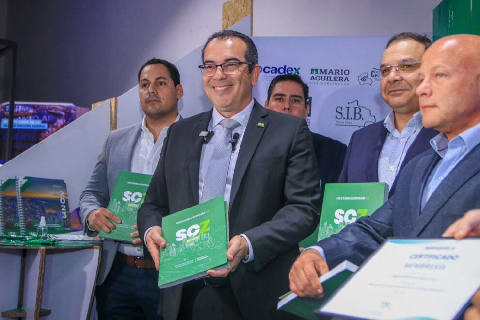 Vicegobernador de Santa Cruz, Mario Aguilera, en la entrega de la primera Guía de Desarrollo Metropolitano para Santa Cruz