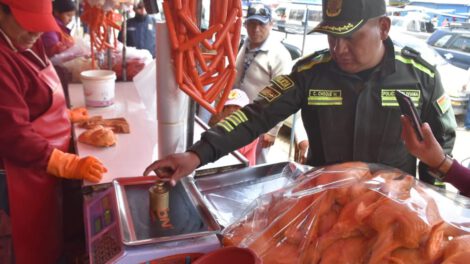 Manipulación de balanzas en el mercado Kantuta