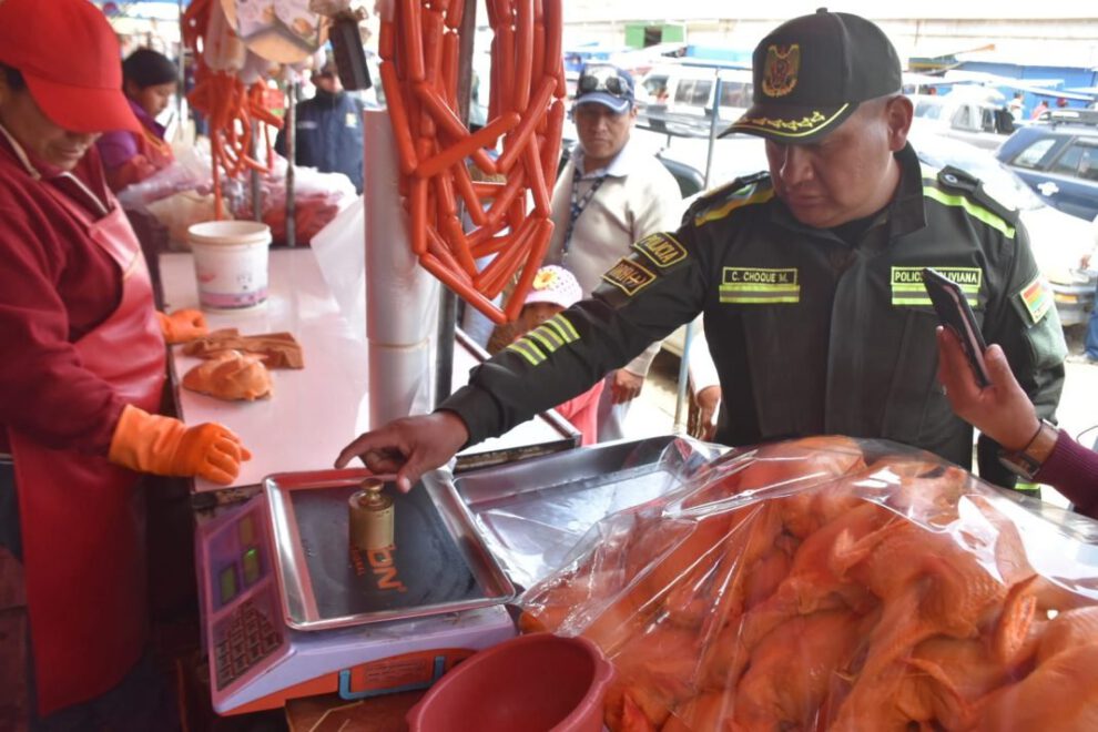Manipulación de balanzas en el mercado Kantuta