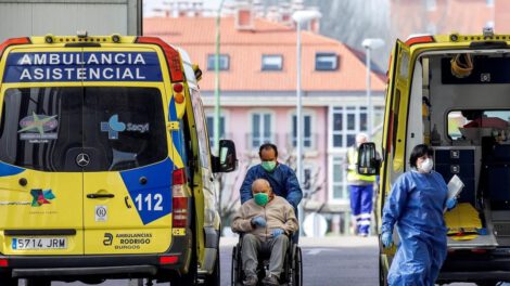 Un sanitario lleva a un enfermo a la puerta de urgencias de un hospital