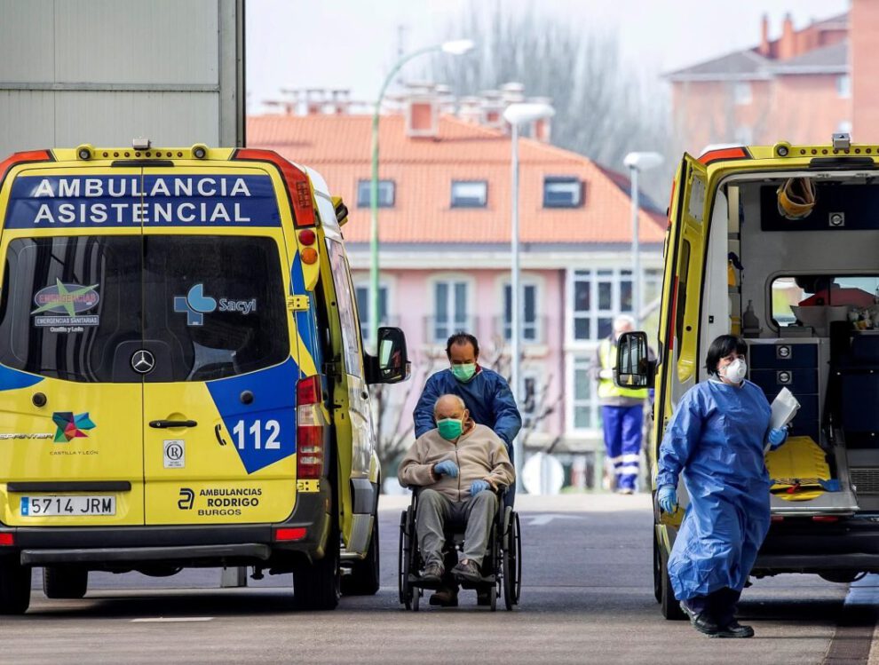 Un sanitario lleva a un enfermo a la puerta de urgencias de un hospital