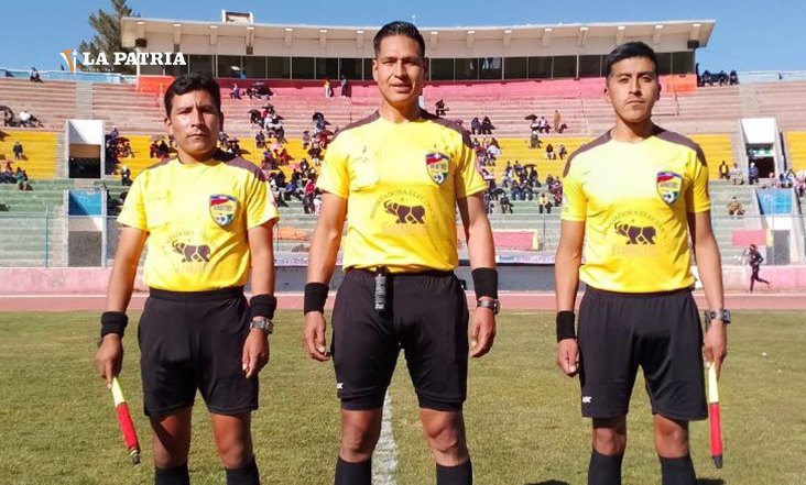 Javier Revollo árbitro FIFA dirigiendo partidos internacionales