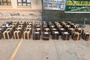 Incautan 8 toneladas de cocaína oculta en madera