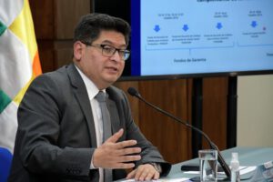 Ministro de Economía contrarresta percepción de escasez de dólares en Bolivia