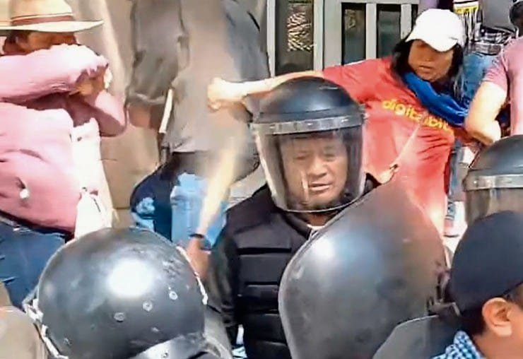 Enfrentamiento entre manifestantes del MAS y la Policía en el TSJ