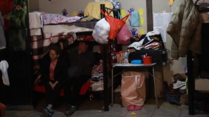 Fotografía de migrantes en el albergue durante las elecciones en México y Estados Unidos