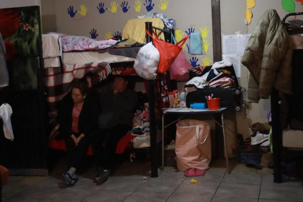 Fotografía de migrantes en el albergue durante las elecciones en México y Estados Unidos